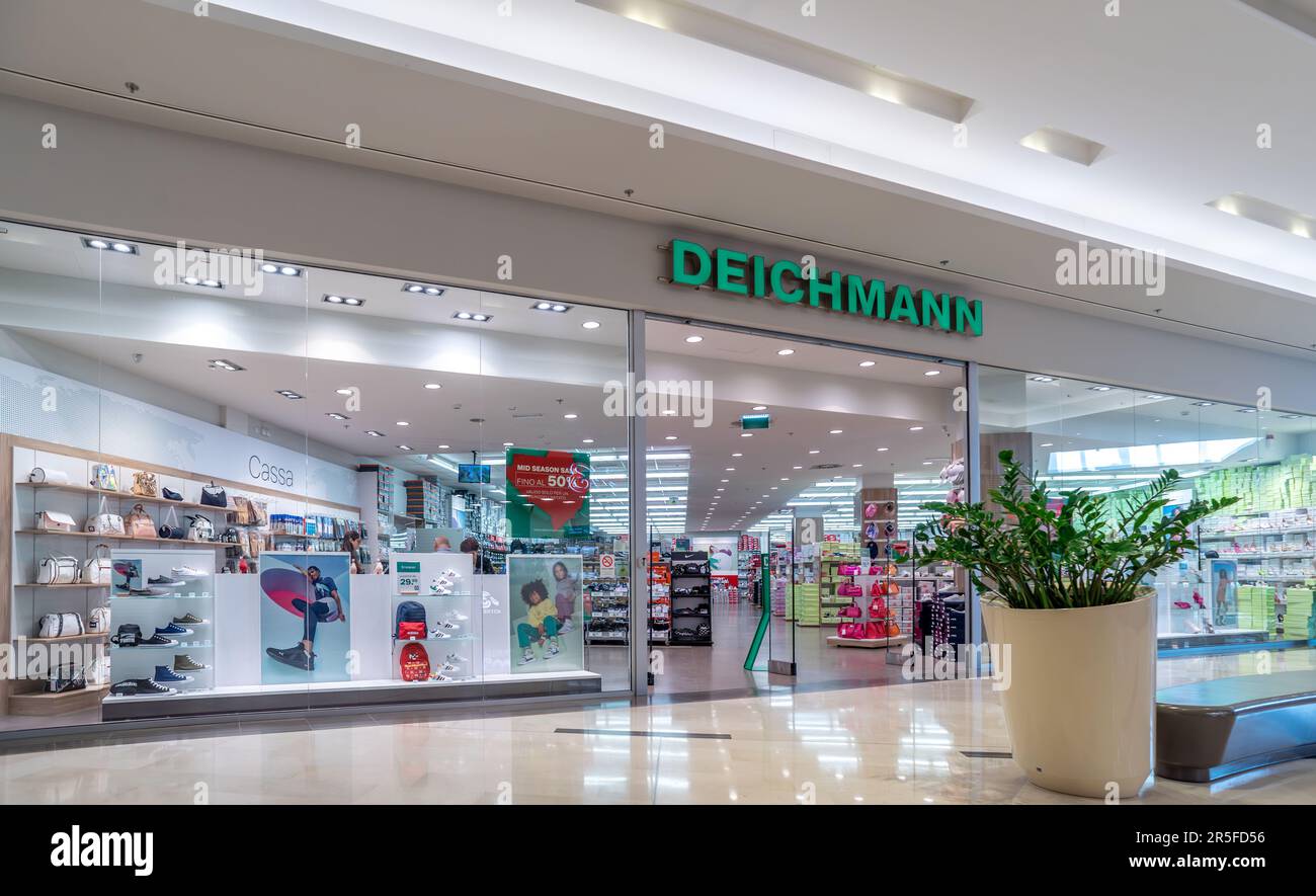 Carmagnola, Italie - Maggio 05, 2023: Magasin Deichmann se à l'intérieur du centre commercial italien Conte Di Carmagnola, Deichmann le plus grand détaillant de chaussures et Banque D'Images