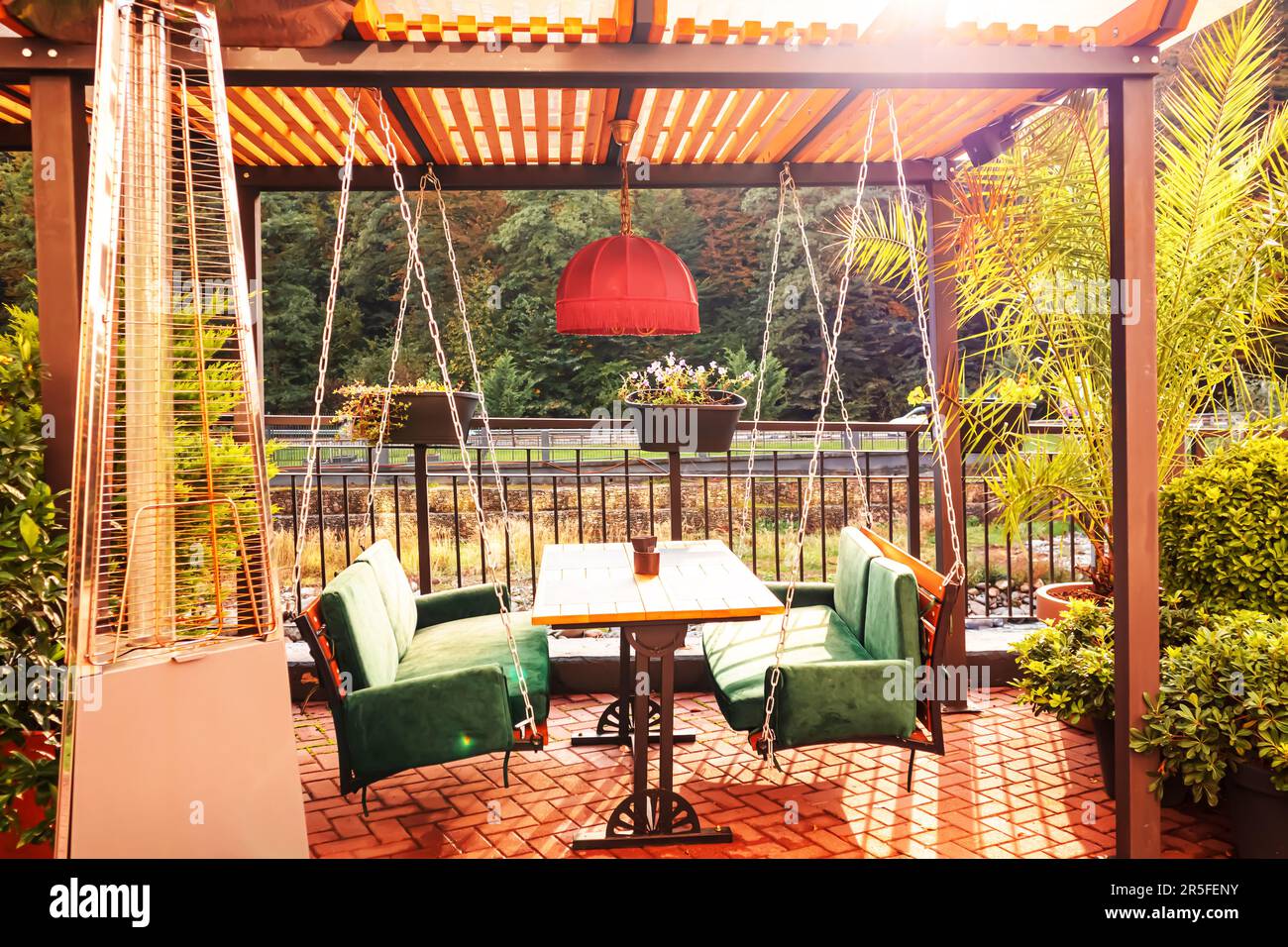 L'intérieur d'un café d'été en plein air. Krasnaya Polyana, Sotchi, Russie - 14 octobre 2021. Banque D'Images
