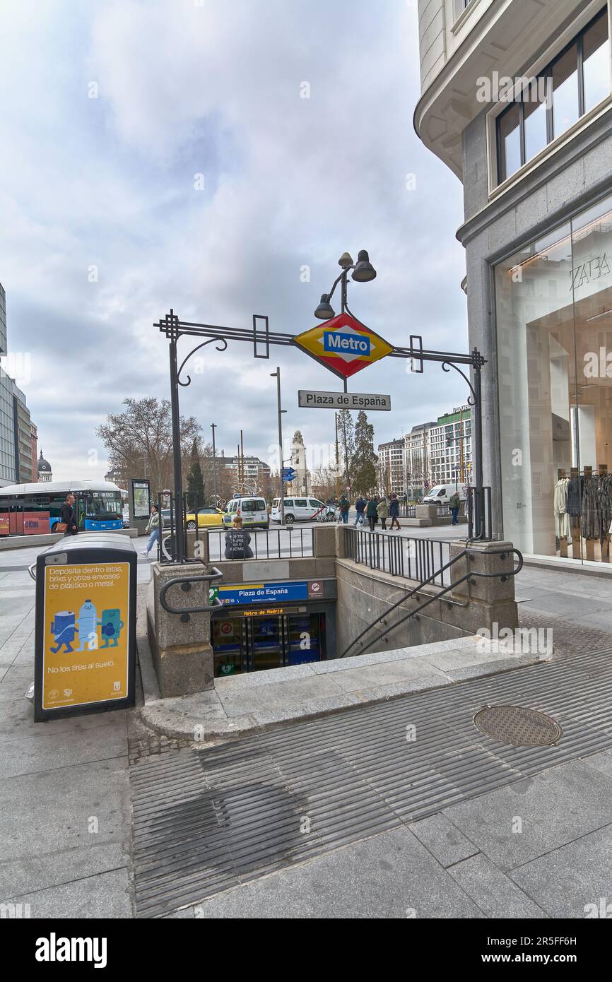 Madrid, Espagne - 03 juin 2023: Entrée à la plaza de Espagne une station de métro à Madrid, Espagne. Banque D'Images