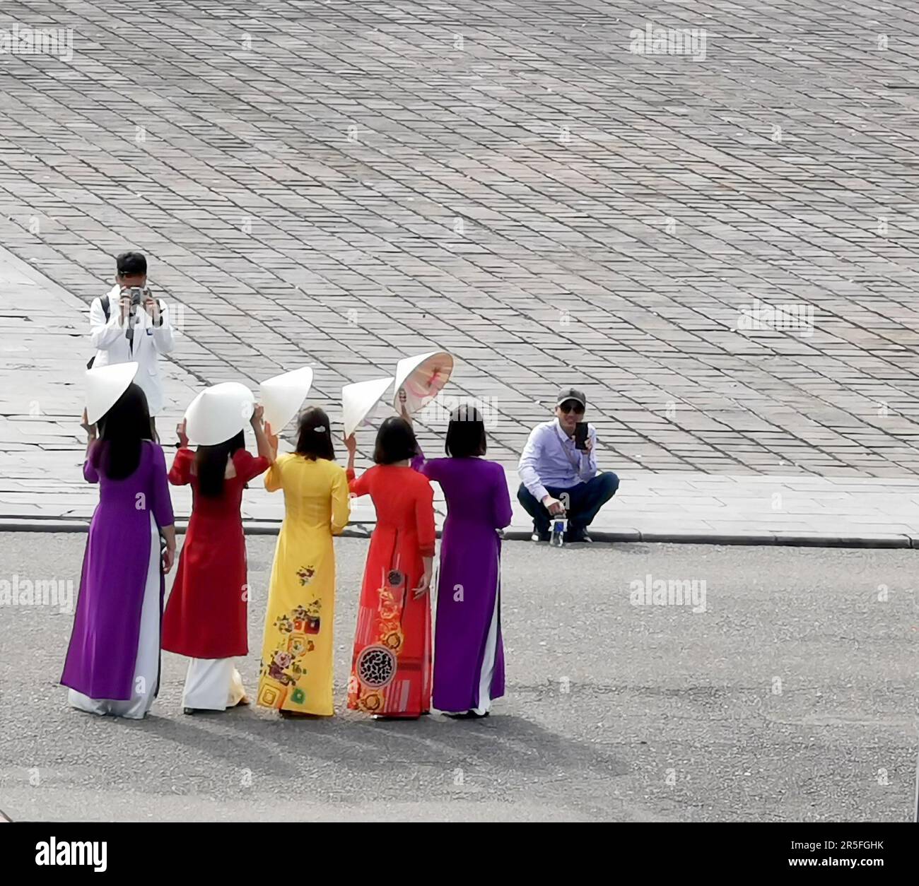 Hue, Vietnam. 03rd mars 2023. Les femmes en robes traditionnelles ont leur photo prise à la Citadelle de Hue. La Citadelle de Hue était l'ancienne résidence des empereurs de la dynastie vietnamienne Nguyen dans la capitale à cette époque. La citadelle contient un palais impérial inspiré de la Cité interdite de Pékin et est aujourd'hui un site classé au patrimoine mondial de l'UNESCO. Crédit : Alexandra Schuler/dpa/Alay Live News Banque D'Images