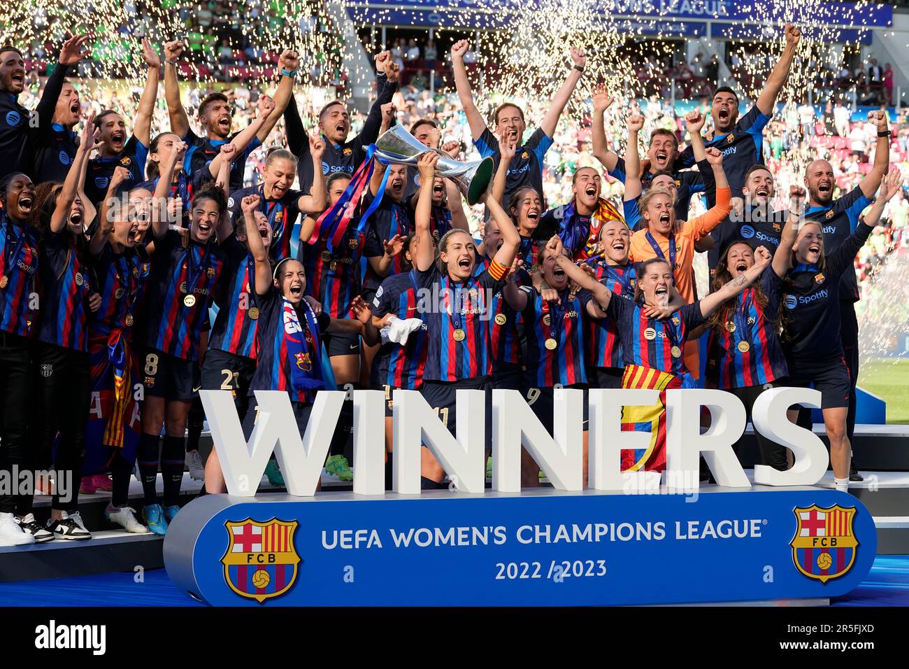 Barcelona's captain Alexia Putellas lifts the trophy after winning the Women's Champions League final soccer match between FC Barcelona and VfL Wolfsburg at the PSV Stadion in Eindhoven, Netherlands, Saturday, June 3, 2023. Barcelona won 3-2. (AP Photo/Martin Meissner) Banque D'Images