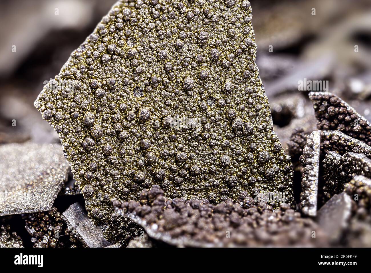 Échantillons de manganèse, métal de manganèse pur en flocons utilisé dans l'industrie, fond blanc isolé. Banque D'Images
