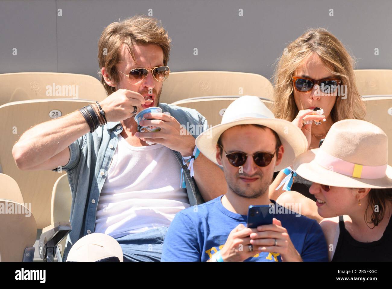 Paris, France. 03rd juin 2023. Philippe Lacheau et Elodie Fontan assistent à l'Open de France 2023 à Roland Garros sur 3 juin 2023 à Paris, France. Photo de Laurent Zabulon/ABACAPRESS.COM crédit: Abaca Press/Alamy Live News Banque D'Images