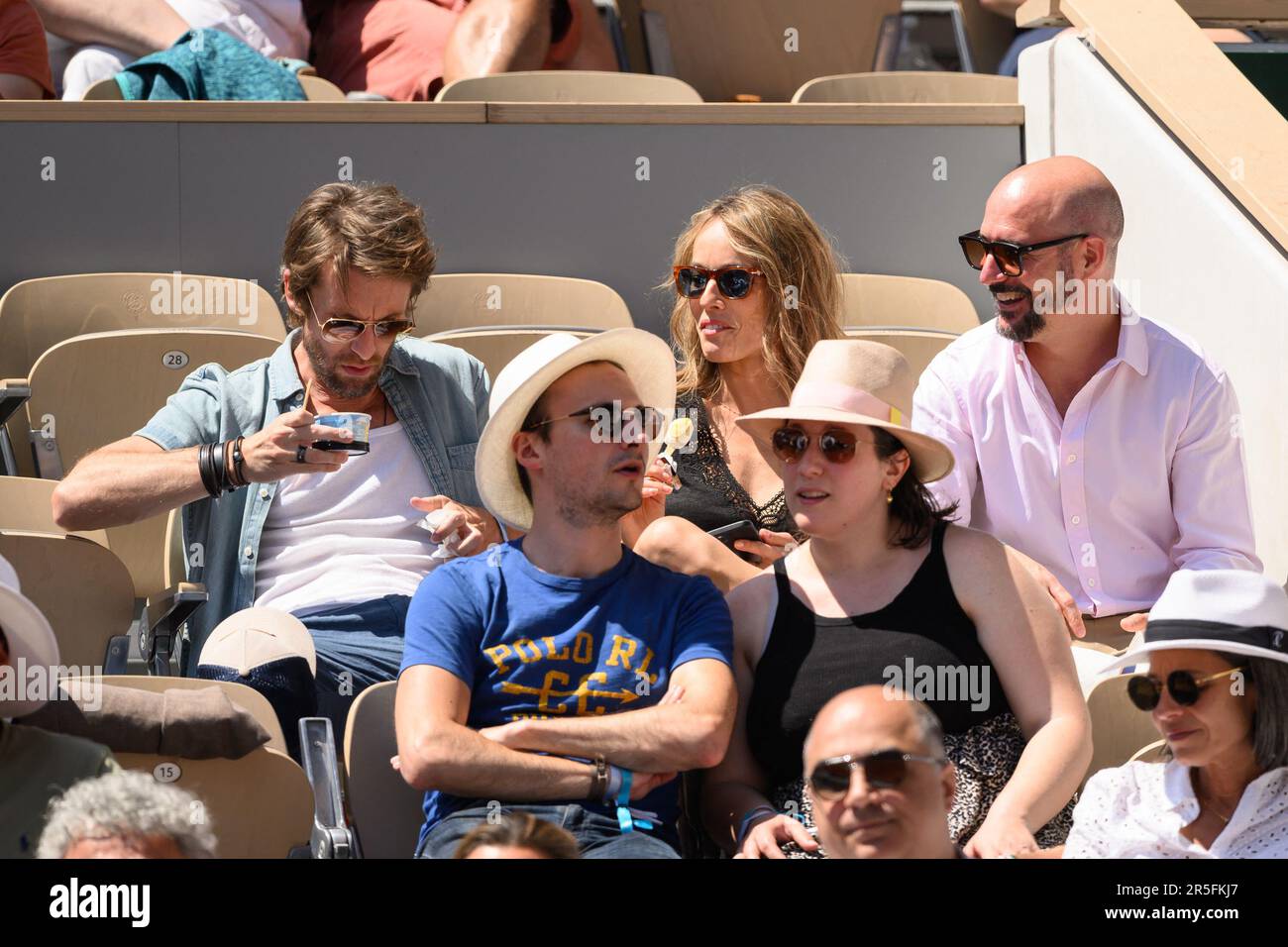 Paris, France. 03rd juin 2023. Philippe Lacheau et Elodie Fontan et Cartman assistent à l'Open de France 2023 à Roland Garros sur 3 juin 2023 à Paris, France. Photo de Laurent Zabulon/ABACAPRESS.COM crédit: Abaca Press/Alamy Live News Banque D'Images