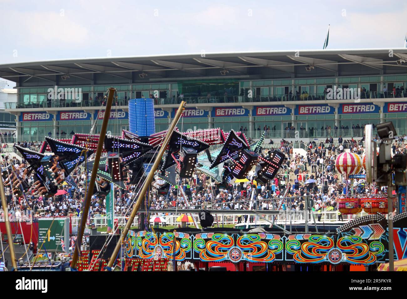 Epsom Downs Surrey, Royaume-Uni. 3rd juin 2023. La foule a apprécié la foire traditionnelle du Derby Day et la tribune a été remplie à Epsom Downs, beaucoup de voyageurs en bus à ciel ouvert pour assister aux courses hippiques, y compris le célèbre Derby. Crédit : Julia Gavin/Alamy Live News Banque D'Images