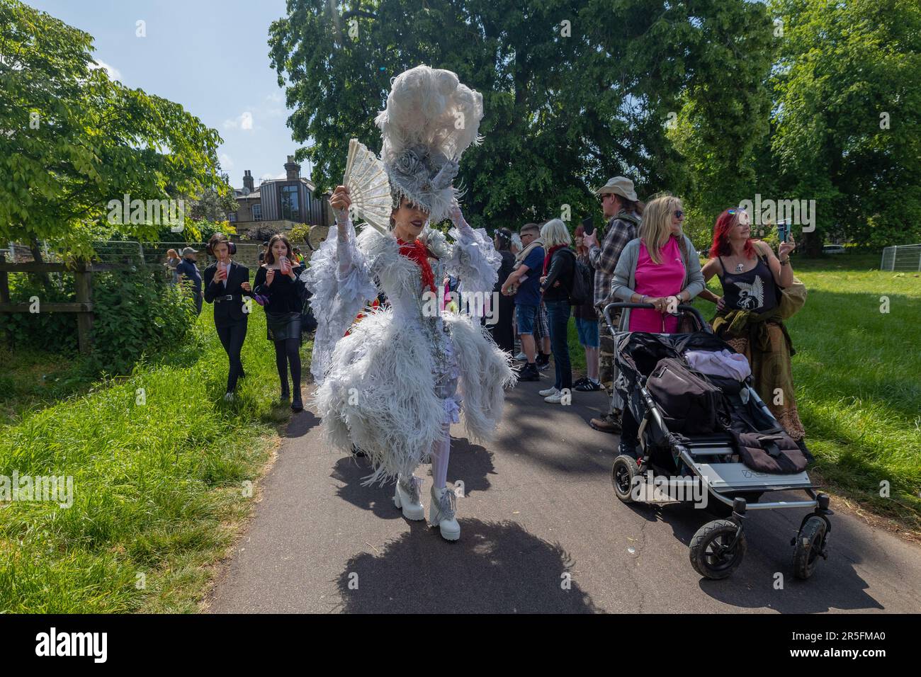 Cambridge, Royaume-Uni. 3 juin 2023. Un interprète costumé en plumes blanches et en tête divertit les festivaliers à la Strawberry Fair 2023 sur Midsummer Common, Cambridge. L’événement annuel gratuit des arts et de la musique attire des milliers de personnes pour une journée de célébration communautaire, de créativité et de performance. La Foire aux fraises de 2023. Penelope Barritt/Alamy Live News Banque D'Images