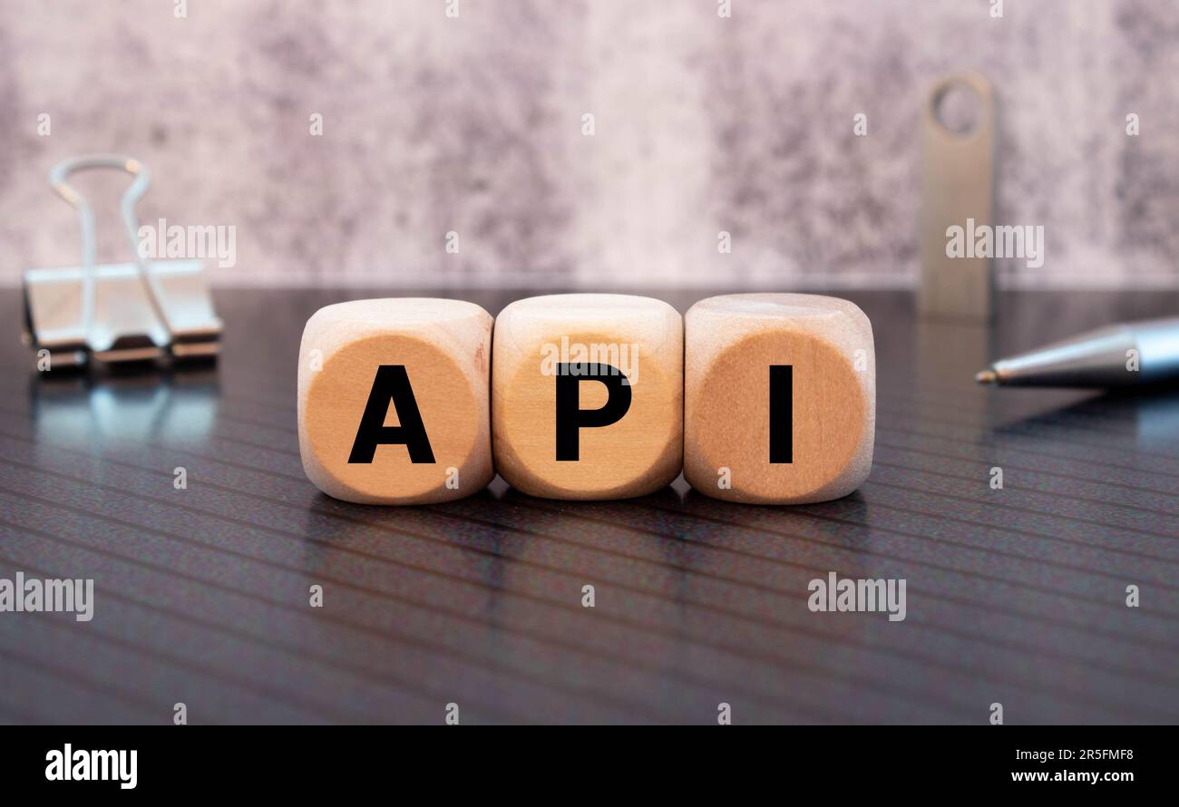 Le bois API bloque le mot sur fond gris. API - interface de programmation d'application, concepts d'information. Banque D'Images