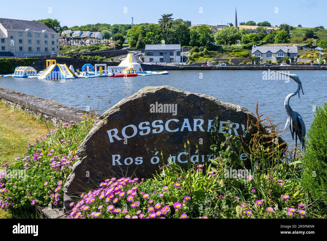 Rosscarbery, West Cork, Irlande. 3rd juin 2023. Les températures ont atteint 20C à Rosscarbery aujourd'hui avec un soleil cloquant, avec les habitants comme les touristes appréciant le temps chaud les enfants apprécient le centre d'activités aquatiques Lagoon. Crédit : AG News/Alay Live News Banque D'Images