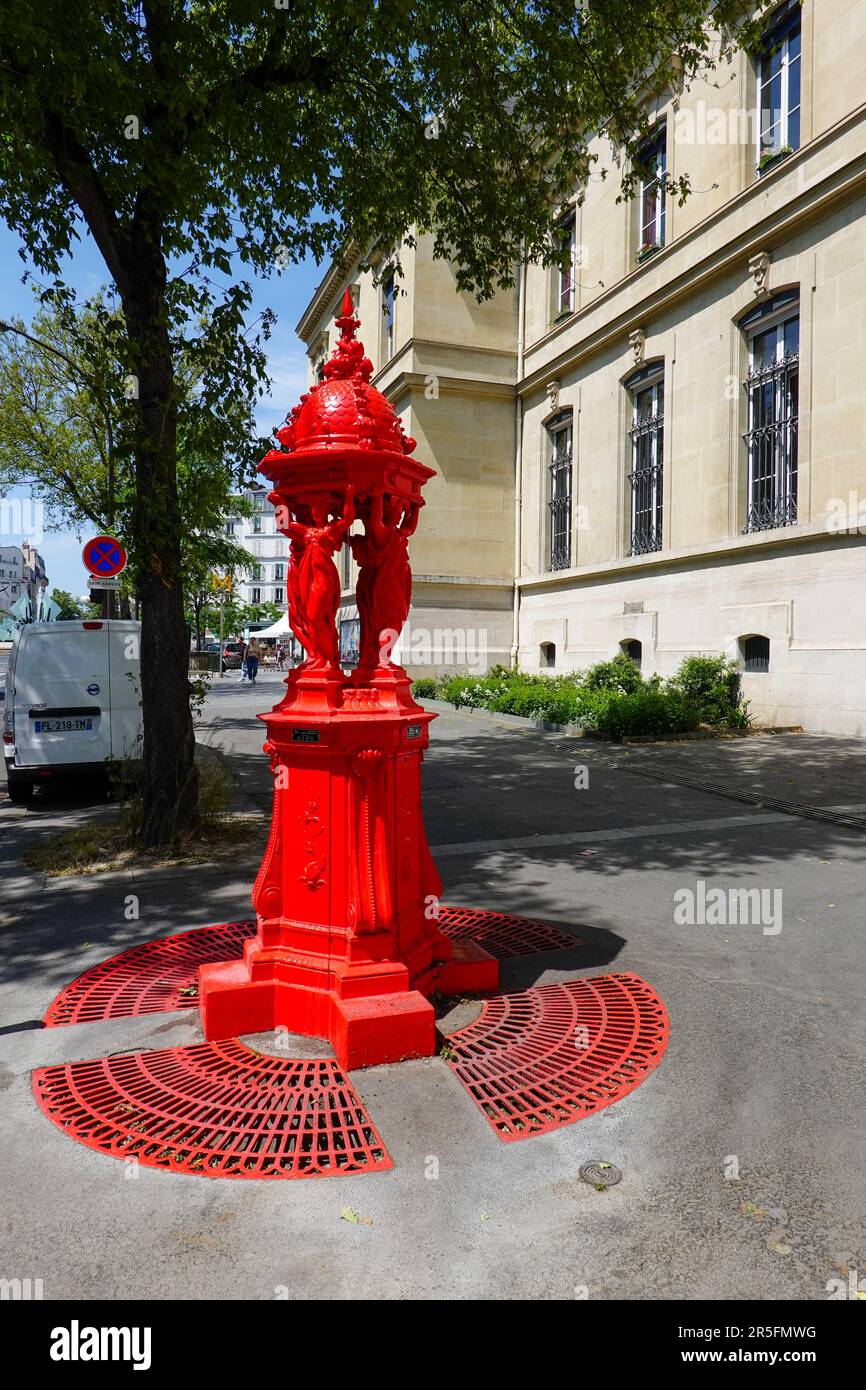 La célèbre fontaine Wallace, peinte en rouge, se trouve près de la place Gambetta dans le 20th arrondissement de Paris, France. Banque D'Images