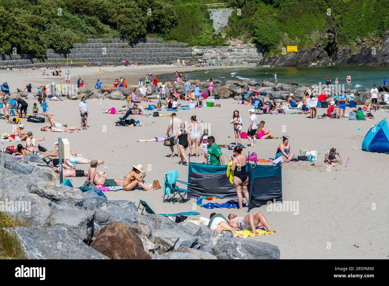 Rosscarbery, West Cork, Irlande. 3rd juin 2023. Les températures ont atteint 20C à Rosscarbery aujourd'hui avec des rayons de soleil closes, avec des locaux comme des touristes appréciant le temps chaud la plage de Warren était occupée avec les amateurs de soleil. Crédit : AG News/Alay Live News Banque D'Images