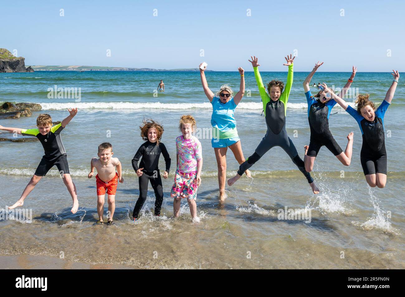 Rosscarbery, West Cork, Irlande. 3rd juin 2023. Les températures ont atteint 20C à Rosscarbery aujourd'hui avec des rayons de soleil closes, avec des locaux comme des touristes appréciant le temps chaud la plage de Warren était occupée avec les amateurs de soleil. Darragh Walsh, Cody Walsh, Holly Walsh, Shona White, Orla Penney, Rian O'Sullivan et Bonnie et Libby O'Brien, tous de Cork. Crédit : AG News/Alay Live News Banque D'Images