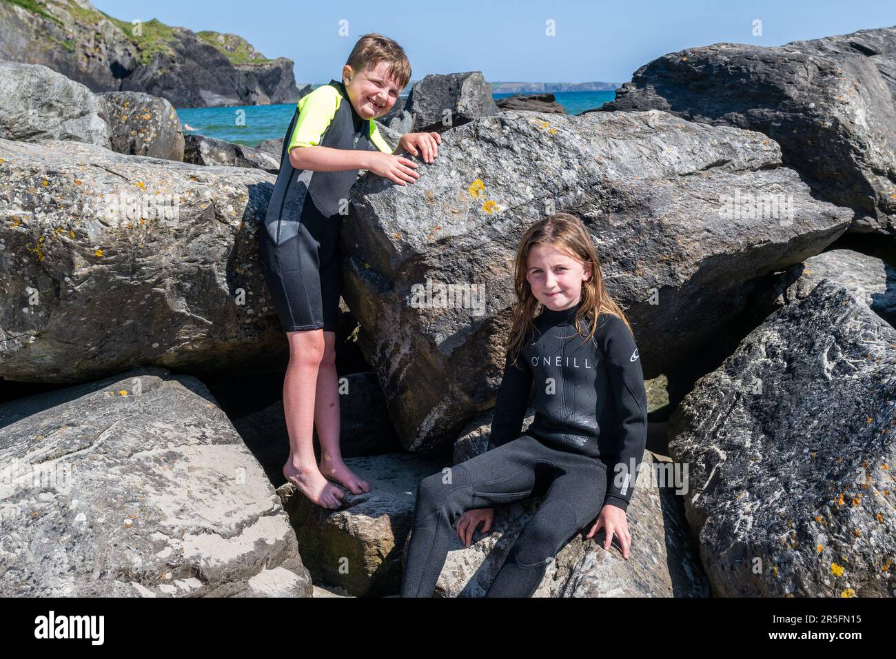 Rosscarbery, West Cork, Irlande. 3rd juin 2023. Les températures ont atteint 20C à Rosscarbery aujourd'hui avec des rayons de soleil closes, avec des locaux comme des touristes appréciant le temps chaud la plage de Warren était occupée avec les amateurs de soleil. Darren et Hollie Walsh de Cork ont fait une pause. Crédit : AG News/Alay Live News Banque D'Images