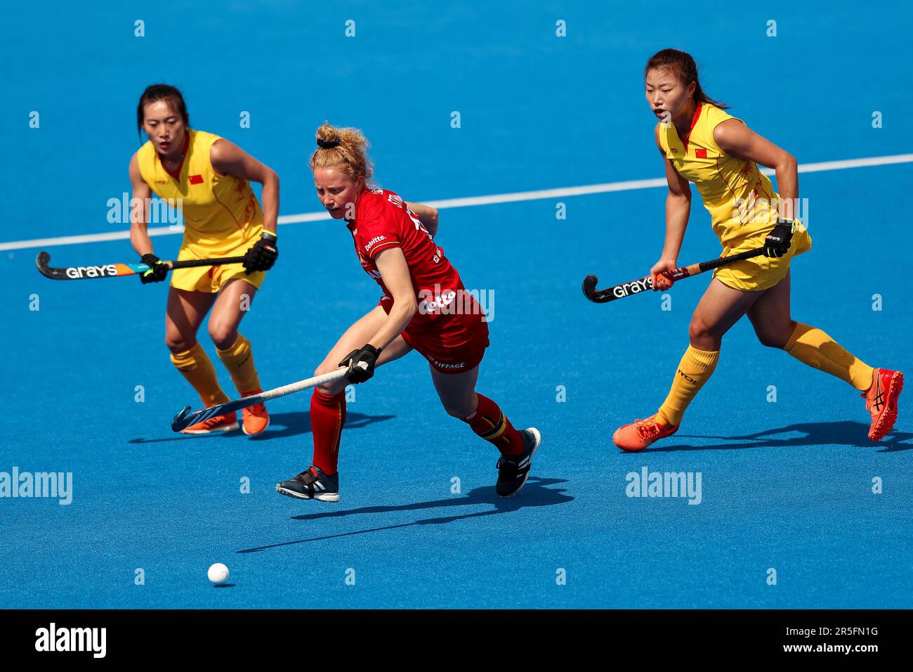 Michelle Struijk (au centre) de Belgique ressent des pressions de la part de Dan Wen (à gauche) de la Chine et de Ma Ning (à droite) de la Chine lors du match des femmes de la FIH Hockey Pro League à Lee Valley, Londres. Date de la photo: Samedi 3 juin 2023. Banque D'Images