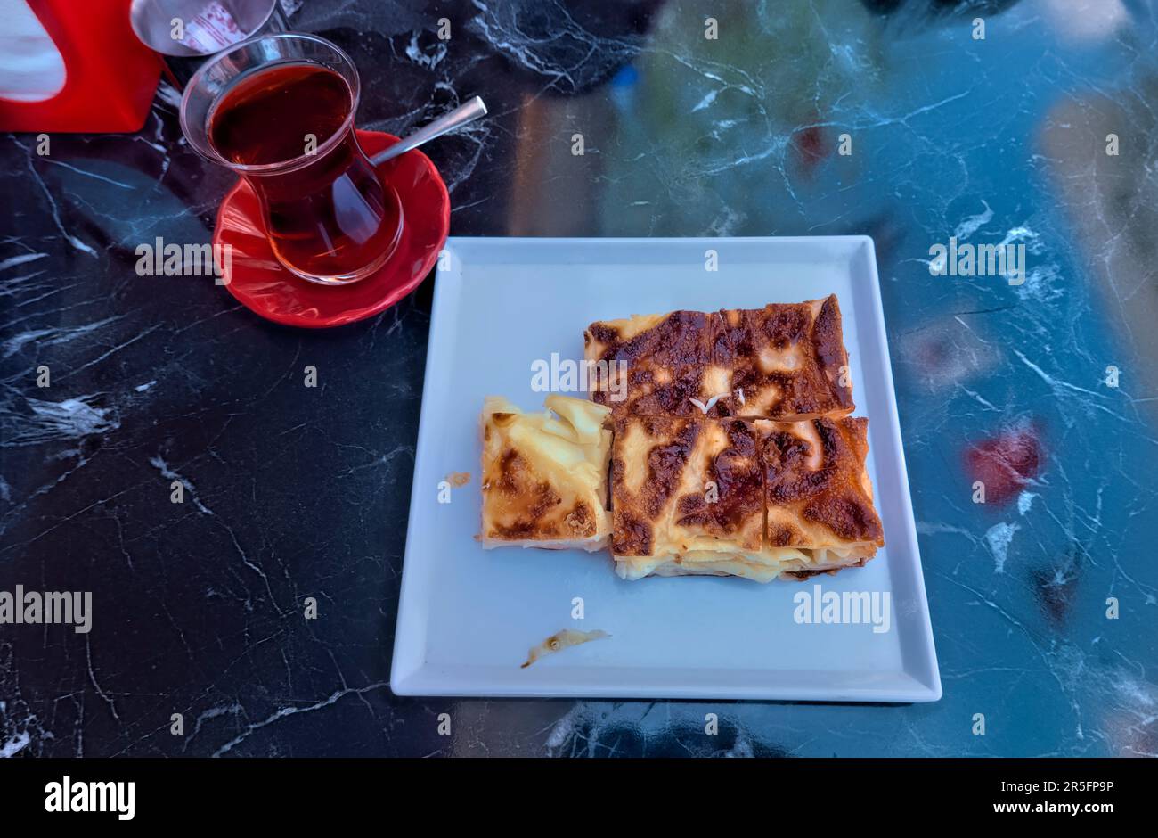 Pâte turque Börek au fromage et pâte de filo, Antalya, Turquie Banque D'Images