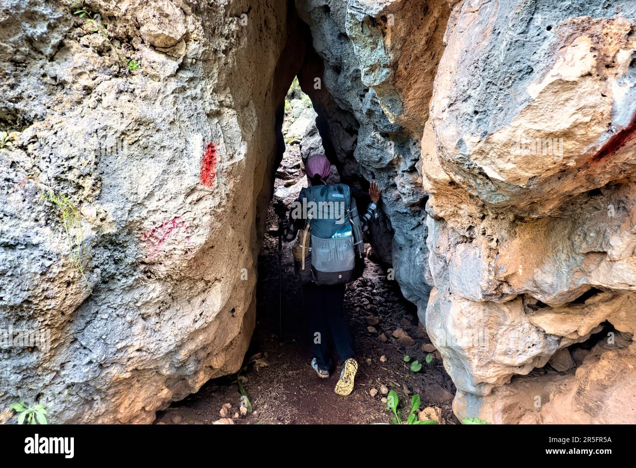 Trekking à travers un passage étroit sur la voie lycienne, Antalya, Turquie Banque D'Images