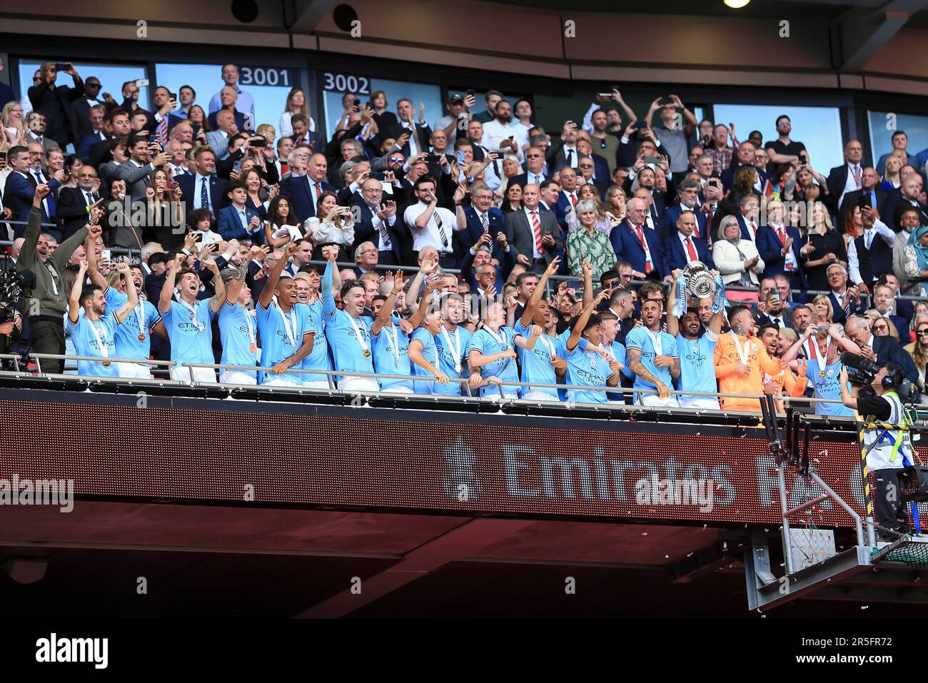 Londres, Royaume-Uni. 03rd juin 2023. La ville de Manchester célèbre après le match de finale de la coupe FA entre Manchester City et Manchester United au stade Wembley sur 3 juin 2023 à Londres, en Angleterre. (Photo de Daniel Chesterton/phcimages.com) Credit: PHC Images/Alamy Live News Banque D'Images