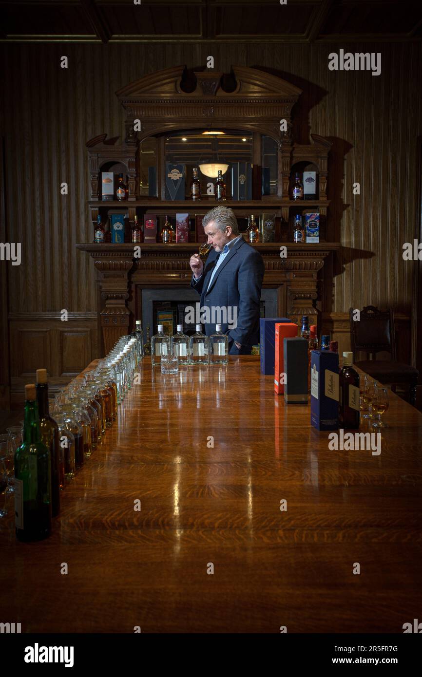 Maître mélangeur Sandy Hyslop à la distillerie Strathisla de Keith, la plus ancienne distillerie en activité en Écosse, Aberdeenshire, Écosse. Banque D'Images