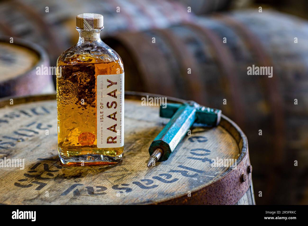 Bouteille de whisky avec extracteur de petits pains et baril à la distillerie de Raasay sur l'île Hebridean de Raasay, en Écosse Banque D'Images