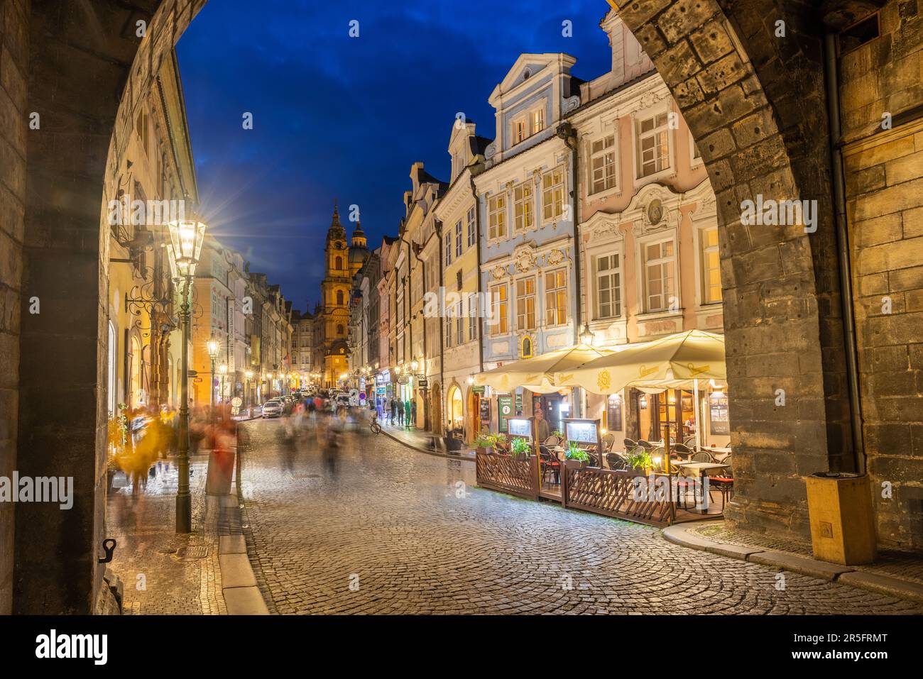 Prague, RÉPUBLIQUE TCHÈQUE - 17 mai 2023: Photo d'une heure bleue de la rue Mostecká depuis la tour du pont ouest (Malostranská mostecká věž) du pont charles Banque D'Images