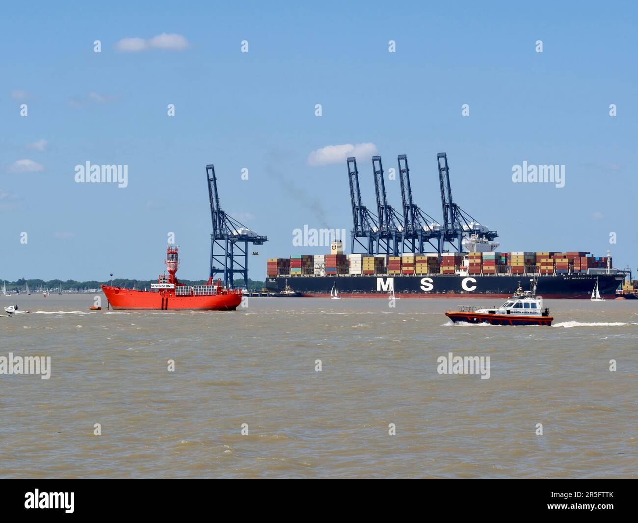 Harwich, Essex - 3 juin 2023 : beaucoup d'activités dans le port pendant un après-midi d'été. Banque D'Images