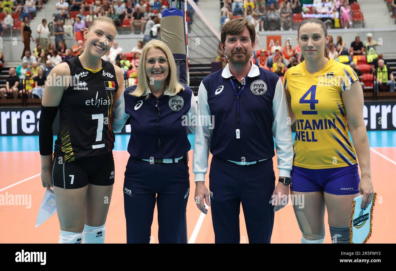 Céline Van Gestel, arbitre belge, et Jonna Wasserfler, suédoise, photographiée au début d'un match de volley-ball entre l'équipe nationale féminine de volley-ball belge, les Tigres jaunes, Et l'équipe nationale suédoise de volleyball masculin, 3 (sur 6) dans le Pool a de la Ligue des femmes européennes de la Ligue d'or, à Beveren, le samedi 03 juin 2023. BELGA PHOTO VIRGINIE LEFOUR Banque D'Images