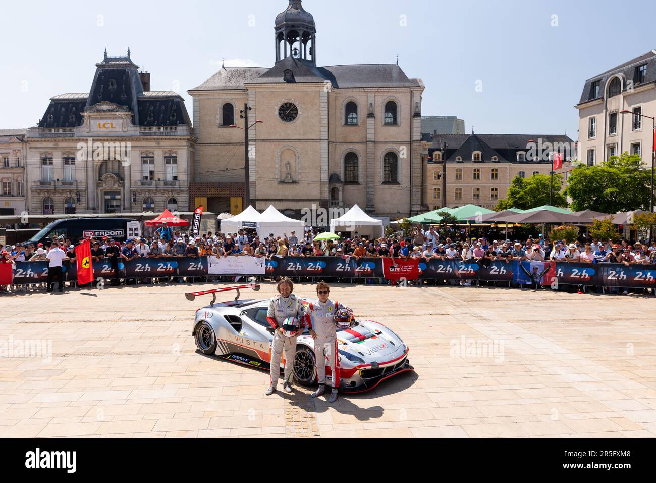 Le Mans, France. 03rd juin 2023. 54 FLOHR Thomas (PTS), CASTELLACCI Francesco (ita), RIGON Davide (ita), AF Corse, Ferrari 488 GTE Evo, photo de famille lors du contrôle administratif et de la vérification des 24 heures du Mans 2023 sur la place de la République de 2 juin à 3, 2023 au Mans, France - photo Joao Filipe/DPPI crédit: DPPI Media/Alay Live News Banque D'Images