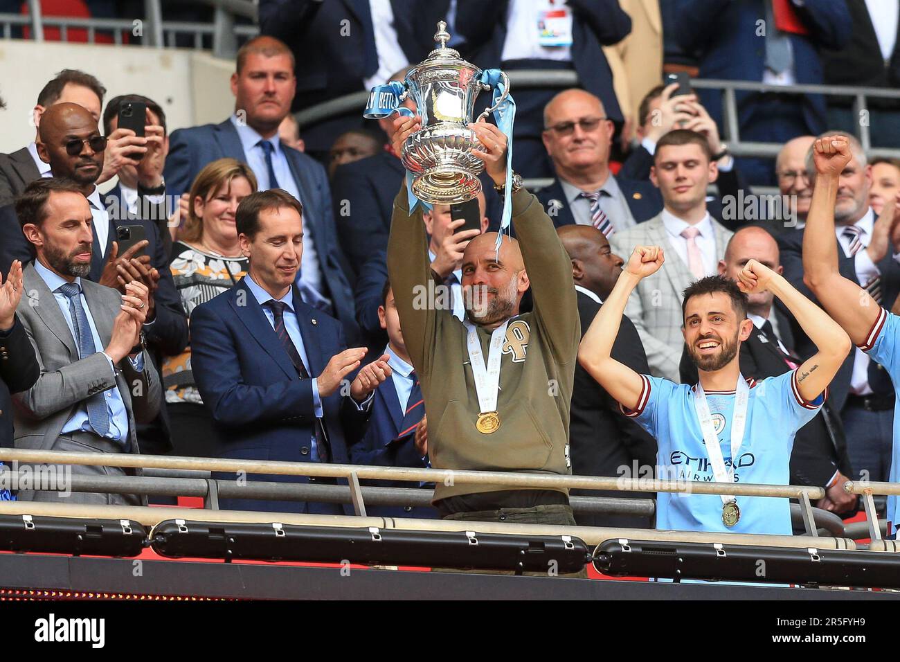 Londres, Royaume-Uni. 03rd juin 2023. Le directeur de la ville de Manchester, PEP Guardiola, lève le trophée après le match de finale de la coupe FA entre Manchester City et Manchester United au stade Wembley sur 3 juin 2023 à Londres, en Angleterre. (Photo de Daniel Chesterton/phcimages.com) Credit: PHC Images/Alamy Live News Banque D'Images