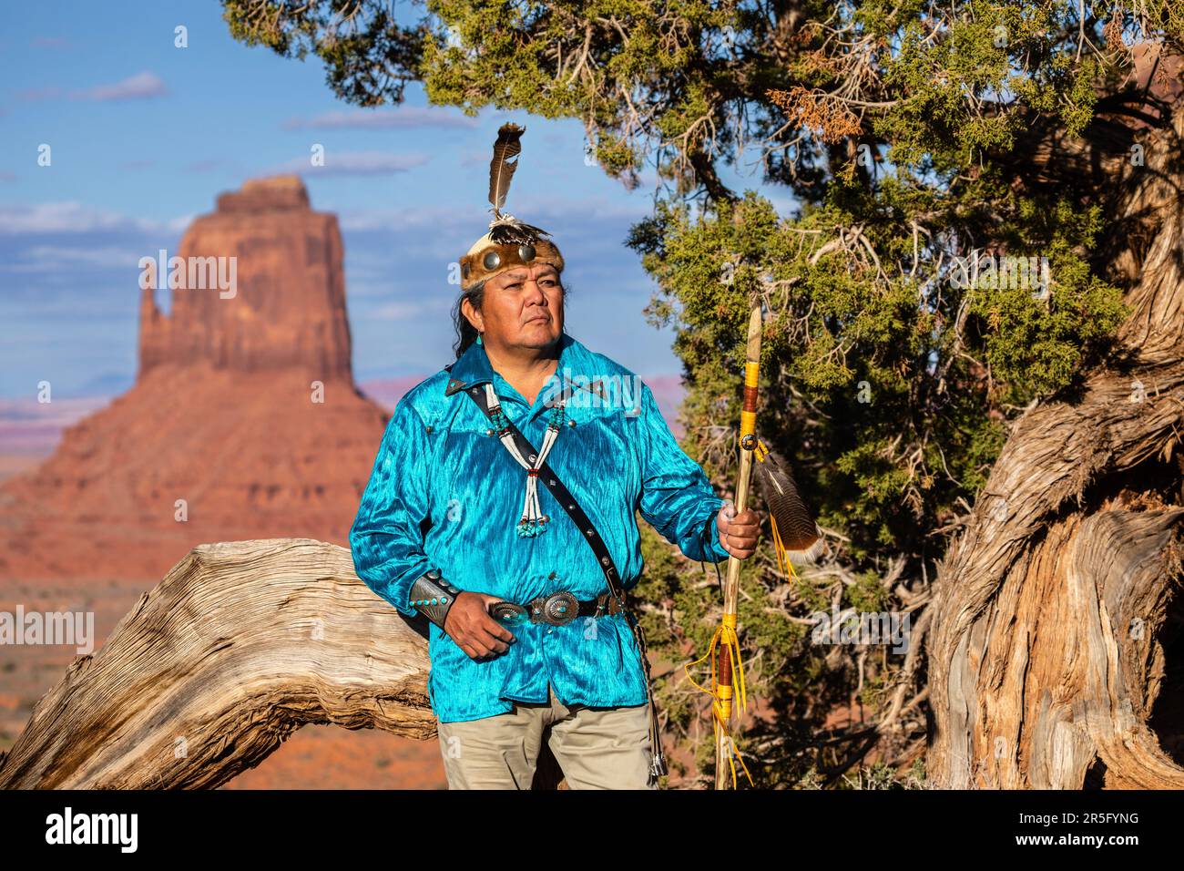 Guerrier américain indien Navajo avec lance au Monument Valley Navajo Tribal Park, Arizona, États-Unis Banque D'Images