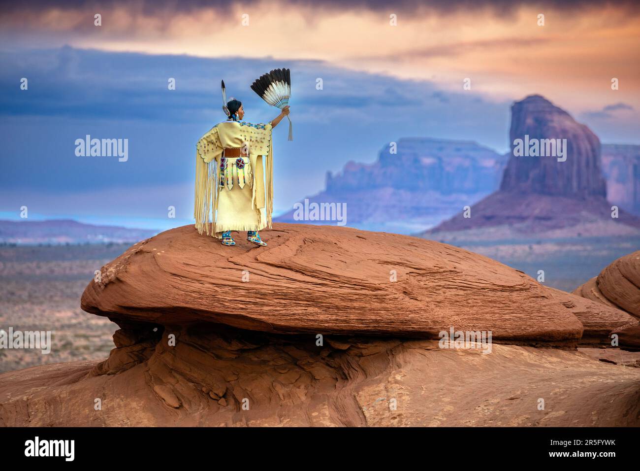 Femme Navajo indienne américaine aux patties de vache géantes de Mystery Valley dans le parc tribal de Monument Valley Navajo, Arizona, États-Unis Banque D'Images