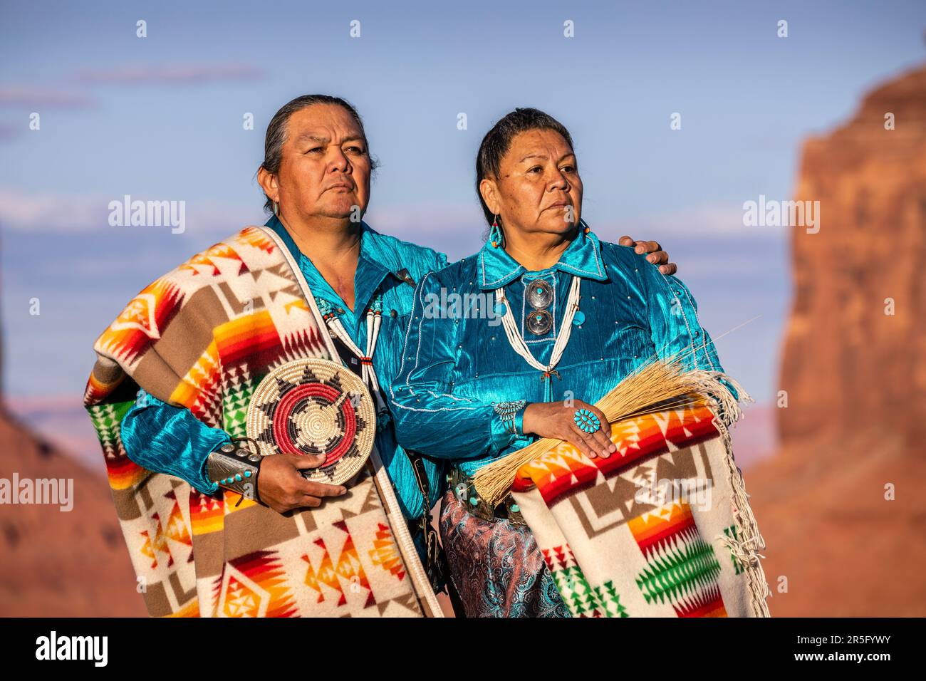 Couple américain indien Navajo posant au coucher du soleil au Monument Valley Navajo Tribal Park, Arizona, États-Unis Banque D'Images