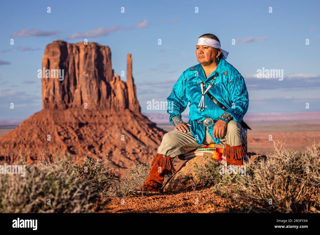 Guerrier américain indien Navajo avec lance au Monument Valley Navajo Tribal Park, Arizona, États-Unis Banque D'Images