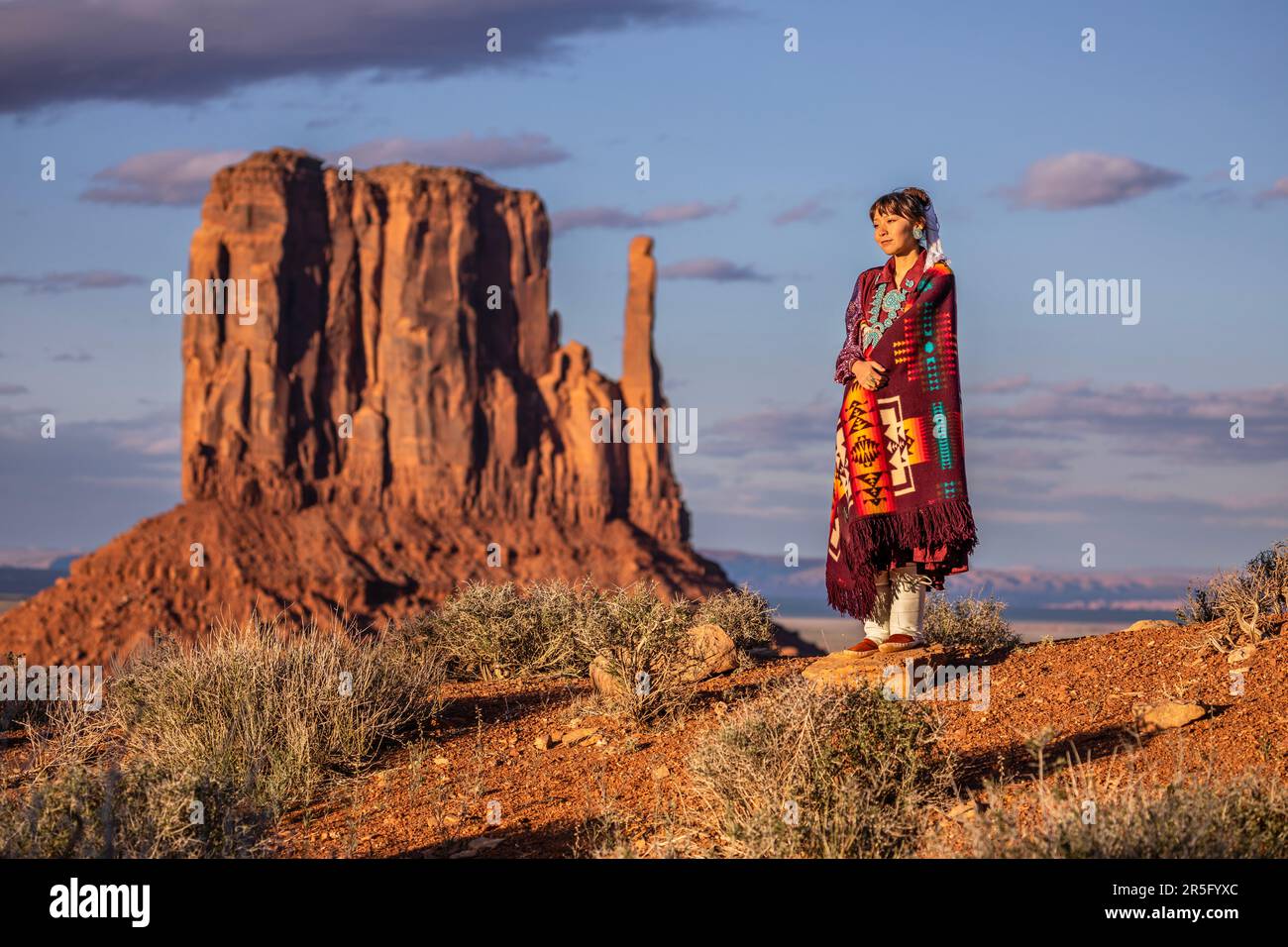 Jeune fille américaine de Navajo à Monument Valley Sunset, Arizona, États-Unis Banque D'Images