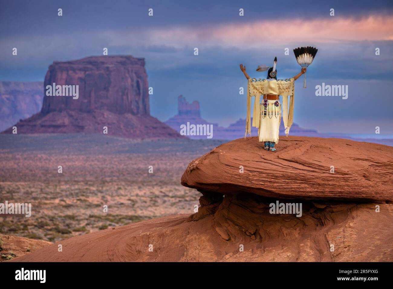Femme Navajo indienne américaine aux patties de vache géantes de Mystery Valley dans le parc tribal de Monument Valley Navajo, Arizona, États-Unis Banque D'Images