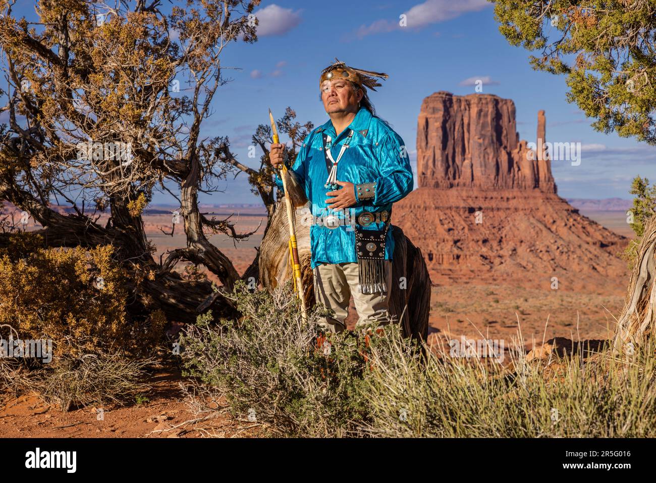 Guerrier américain indien Navajo avec lance au Monument Valley Navajo Tribal Park, Arizona, États-Unis Banque D'Images