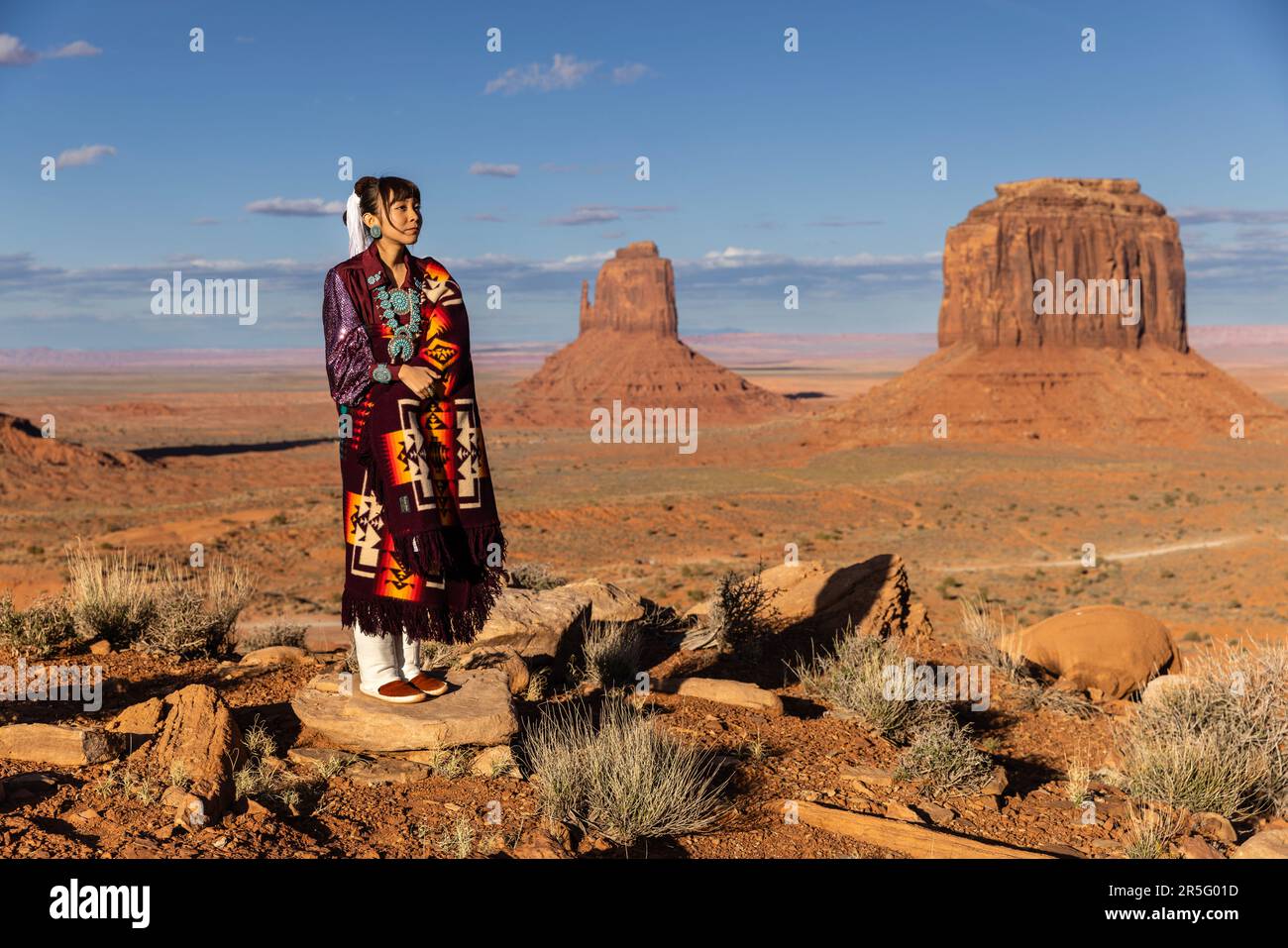 Jeune fille américaine de Navajo à Monument Valley Sunset, Arizona, États-Unis Banque D'Images