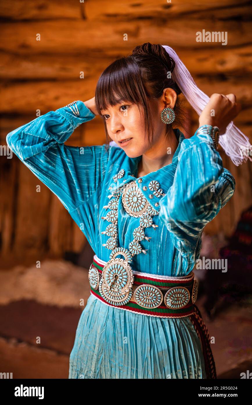Jeune fille de Navajo indienne américaine dans une demeure traditionnelle de hogan au parc tribal de Monument Valley Navajo, Arizona, États-Unis Banque D'Images
