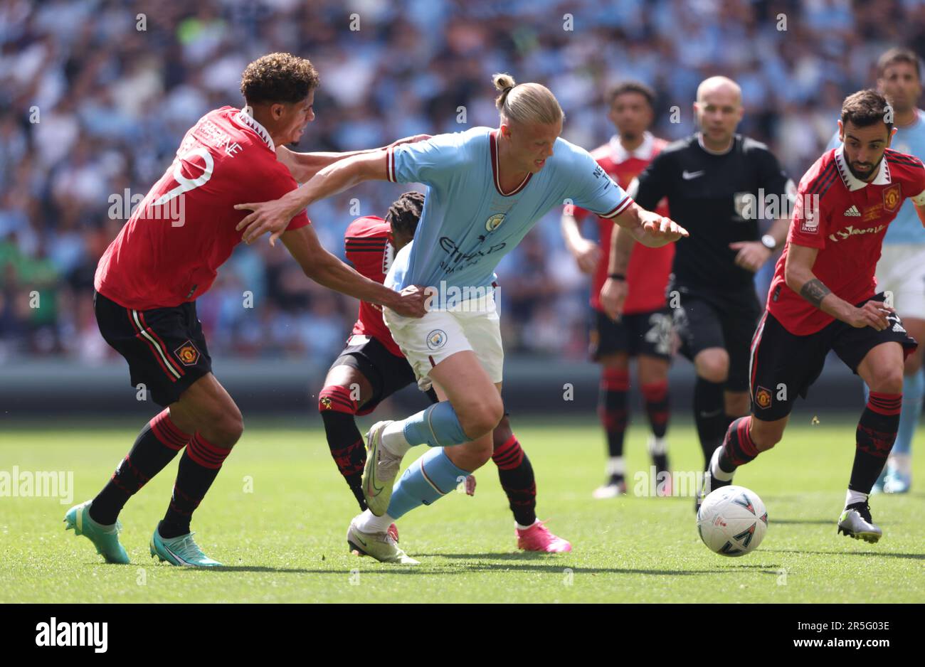 Londres, Royaume-Uni. 03rd juin 2023. Raphael Varane (MU) Erling Haaland (MC) à la finale de la coupe FA des Émirats Manchester City contre Manchester United au stade Wembley, Londres, Royaume-Uni, le 3rd juin 2023. Crédit : Paul Marriott/Alay Live News Banque D'Images