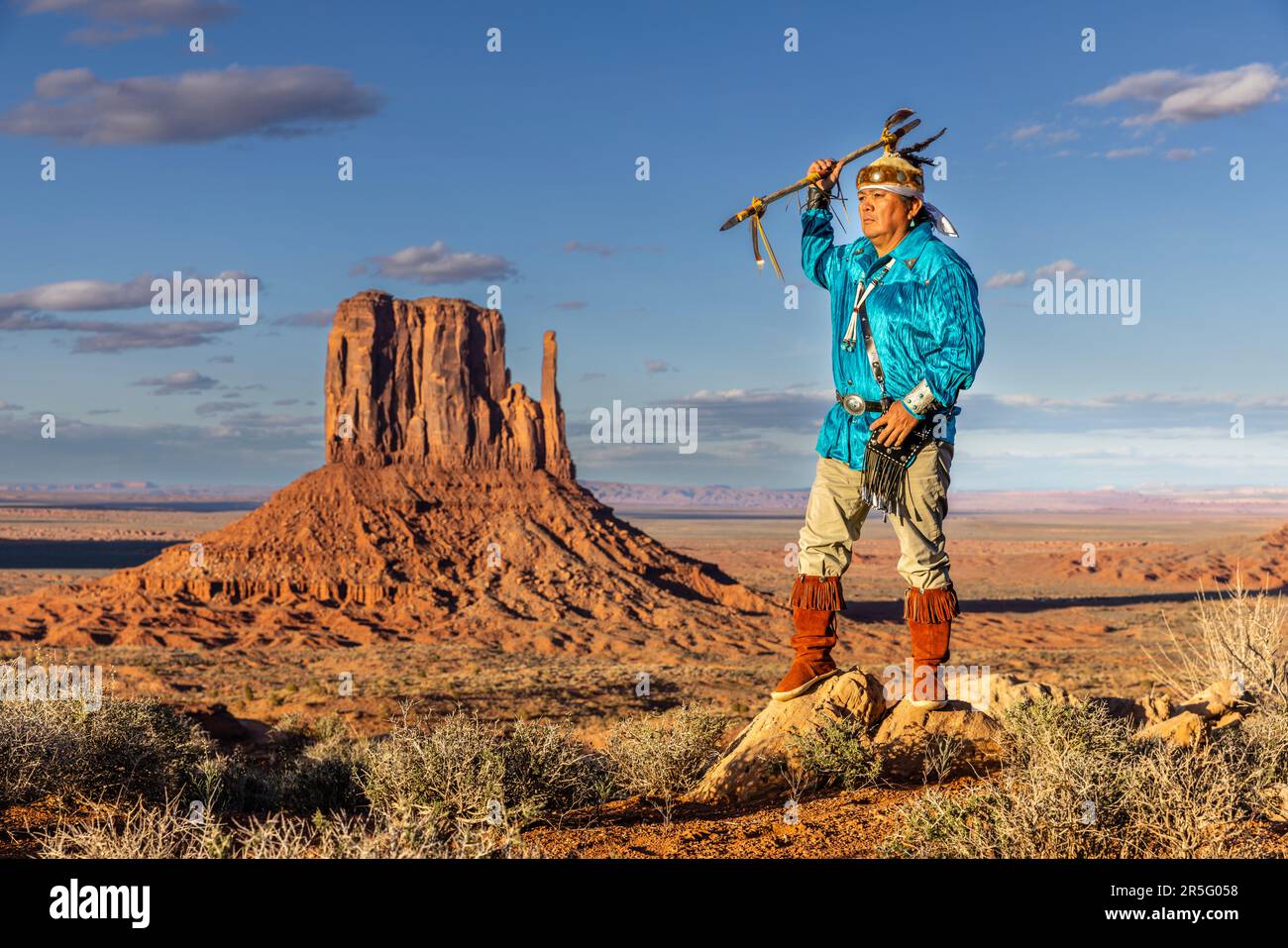 Guerrier américain indien Navajo avec lance au Monument Valley Navajo Tribal Park, Arizona, États-Unis Banque D'Images