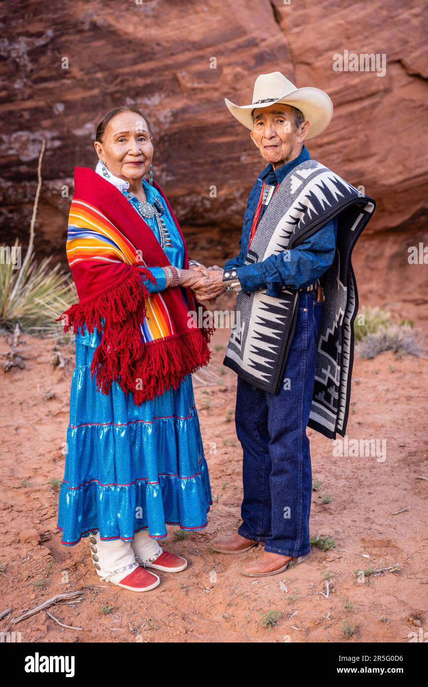 Couple américain indien Navajo dans Mystery Valley of Monument Valley Navajo Tribal Park, Arizona, États-Unis Banque D'Images