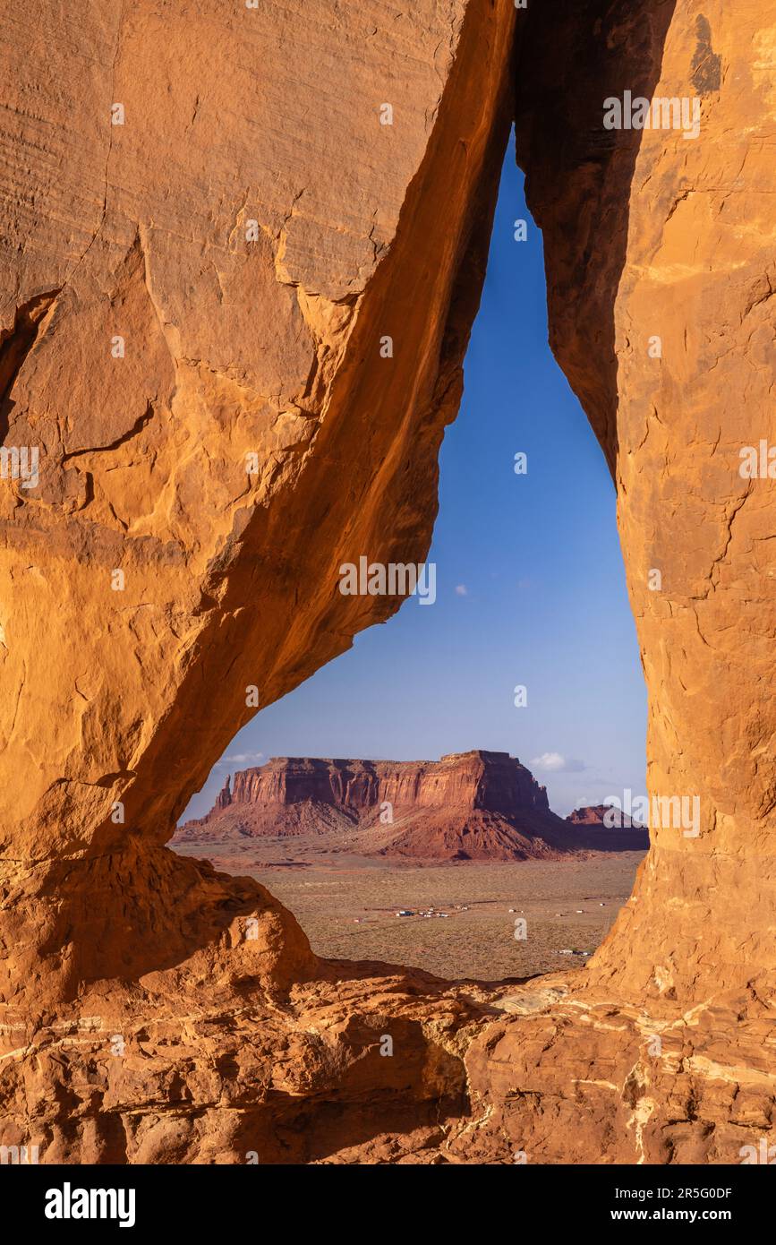 Coucher du soleil à travers Teardrop Arch au Monument Valley Navajo Tribal Park, Arizona, États-Unis Banque D'Images