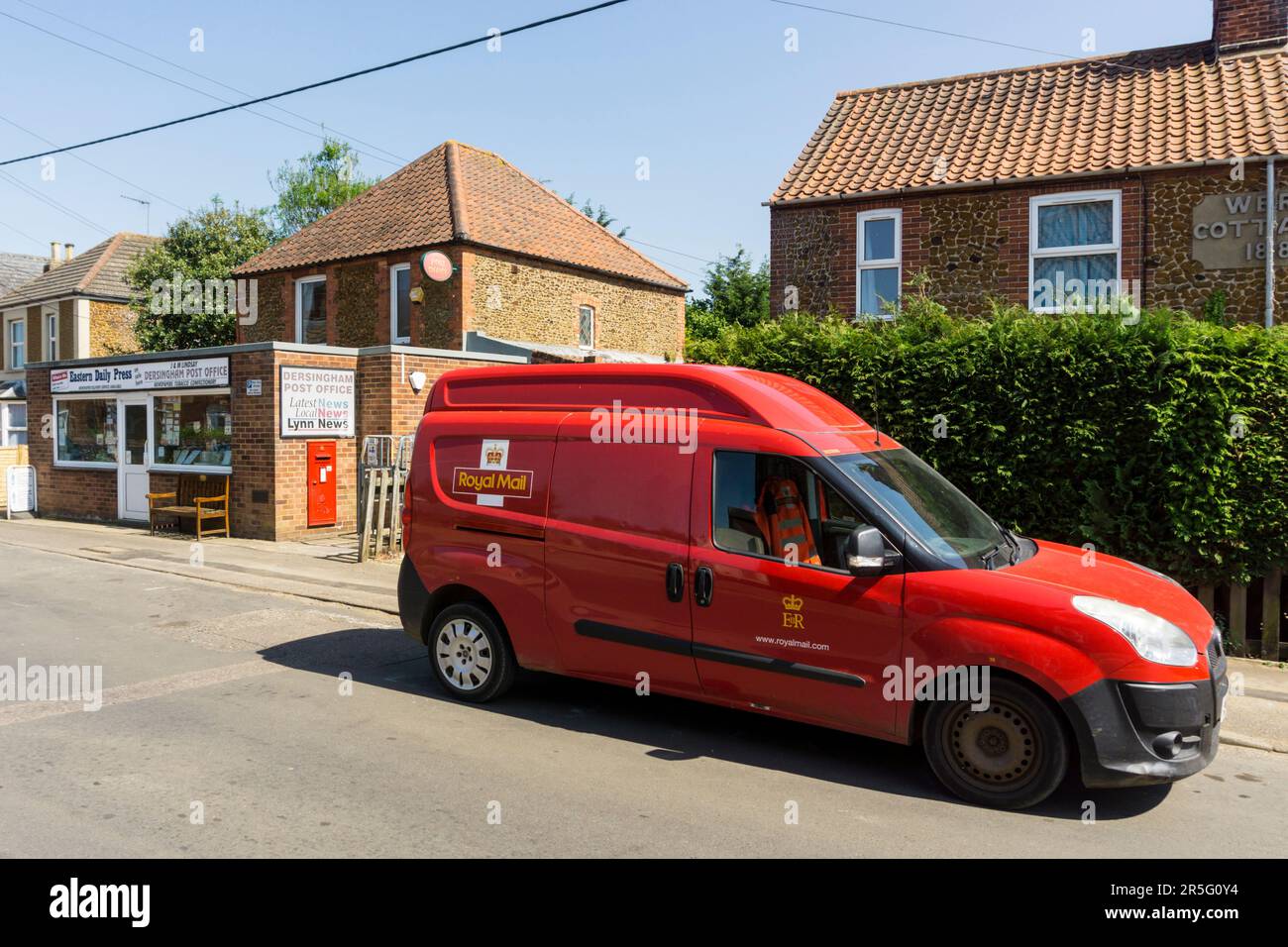 Fourgonnette de poste à l'extérieur du bureau de poste du village de Dersingham à Norfolk. En danger de fermeture en juin 2023. Banque D'Images