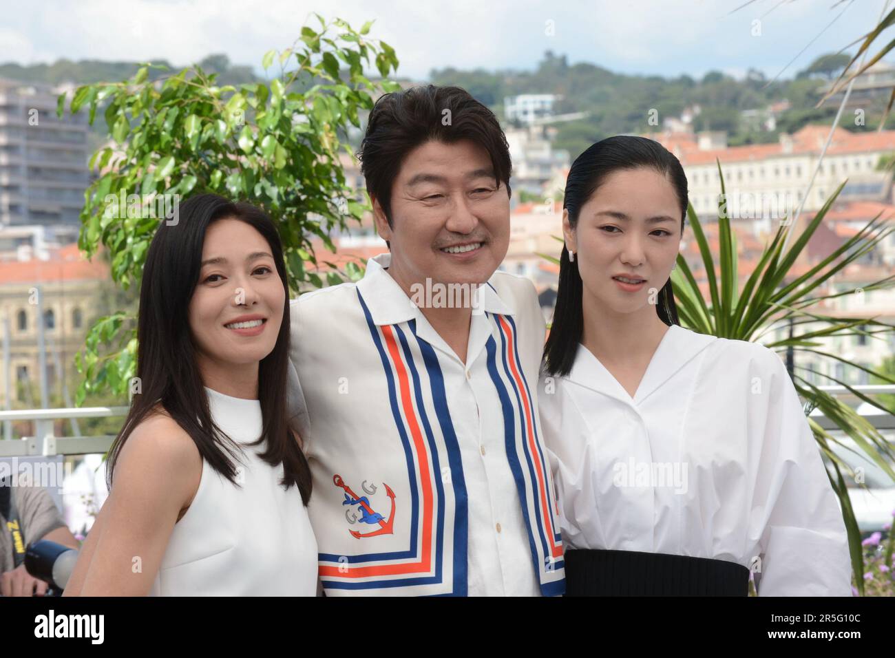 26 mai 2023, CANNES, France: CANNES, FRANCE - MAI 26: Jang Young-nam, Song Kang-ho, Jeon Yeo-been assistez à la photocall ''Cobweb (dans la Toile)' au festival annuel du film de Cannes 76th au Palais des Festivals sur 26 mai 2023 à Cannes, France. (Credit image: © Frederick Injimbert/ZUMA Press Wire) USAGE ÉDITORIAL SEULEMENT! Non destiné À un usage commercial ! Banque D'Images