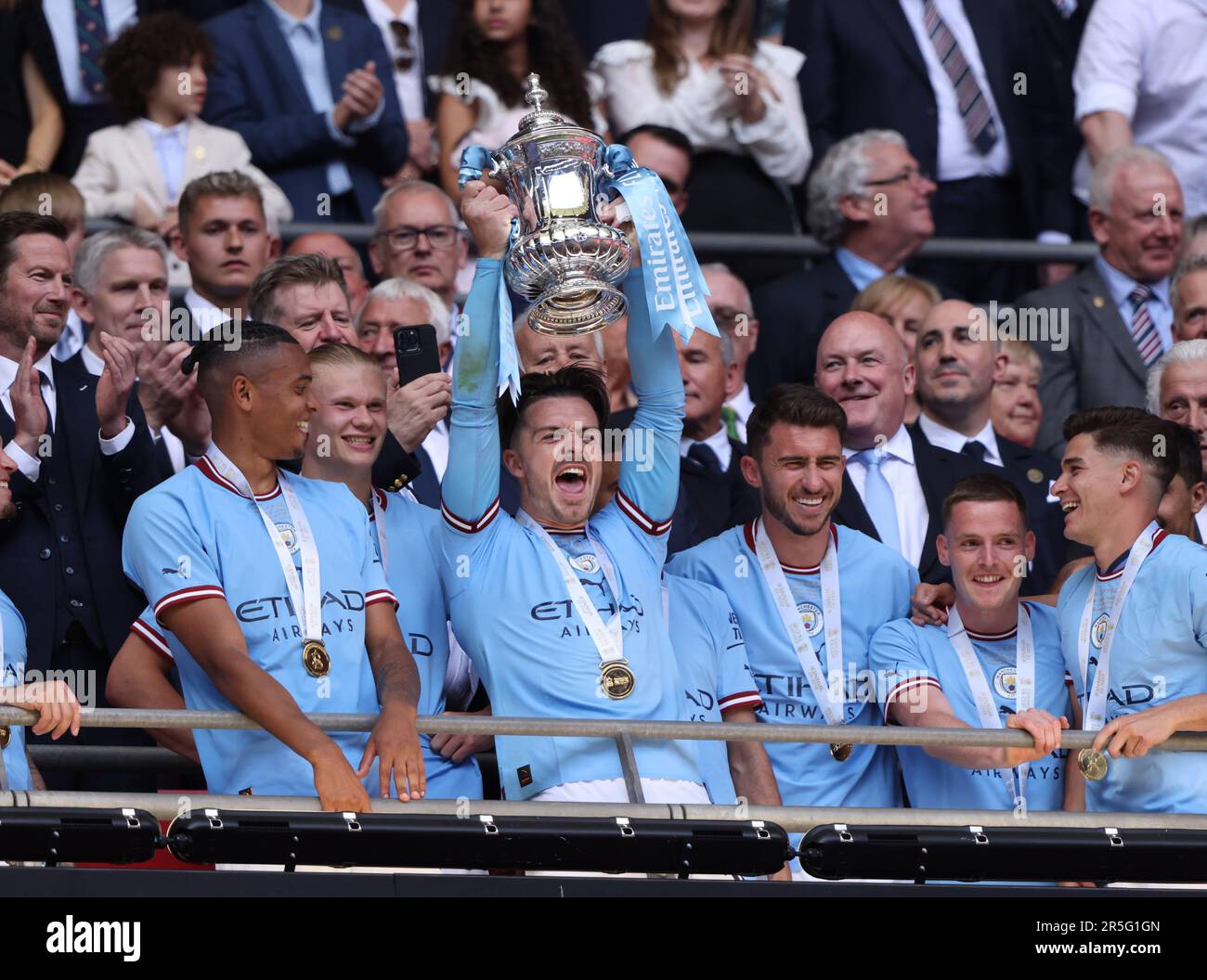 Londres, Royaume-Uni. 03rd juin 2023. Jack Grealish (MC) fête avec la coupe de l'Emirates FA Cup final Manchester City / Manchester United au stade Wembley, Londres, Royaume-Uni, le 3rd juin 2023. Crédit : Paul Marriott/Alay Live News Banque D'Images