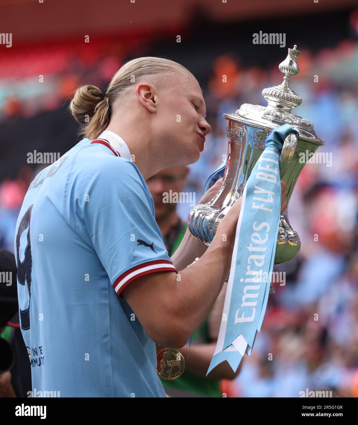 Londres, Royaume-Uni. 03rd juin 2023. Erling Haaland (MC) embrasse la FA Cup à la finale de la FA Cup aux Émirats Manchester City et Manchester United au stade Wembley, Londres, Royaume-Uni, le 3rd juin 2023. Crédit : Paul Marriott/Alay Live News Banque D'Images