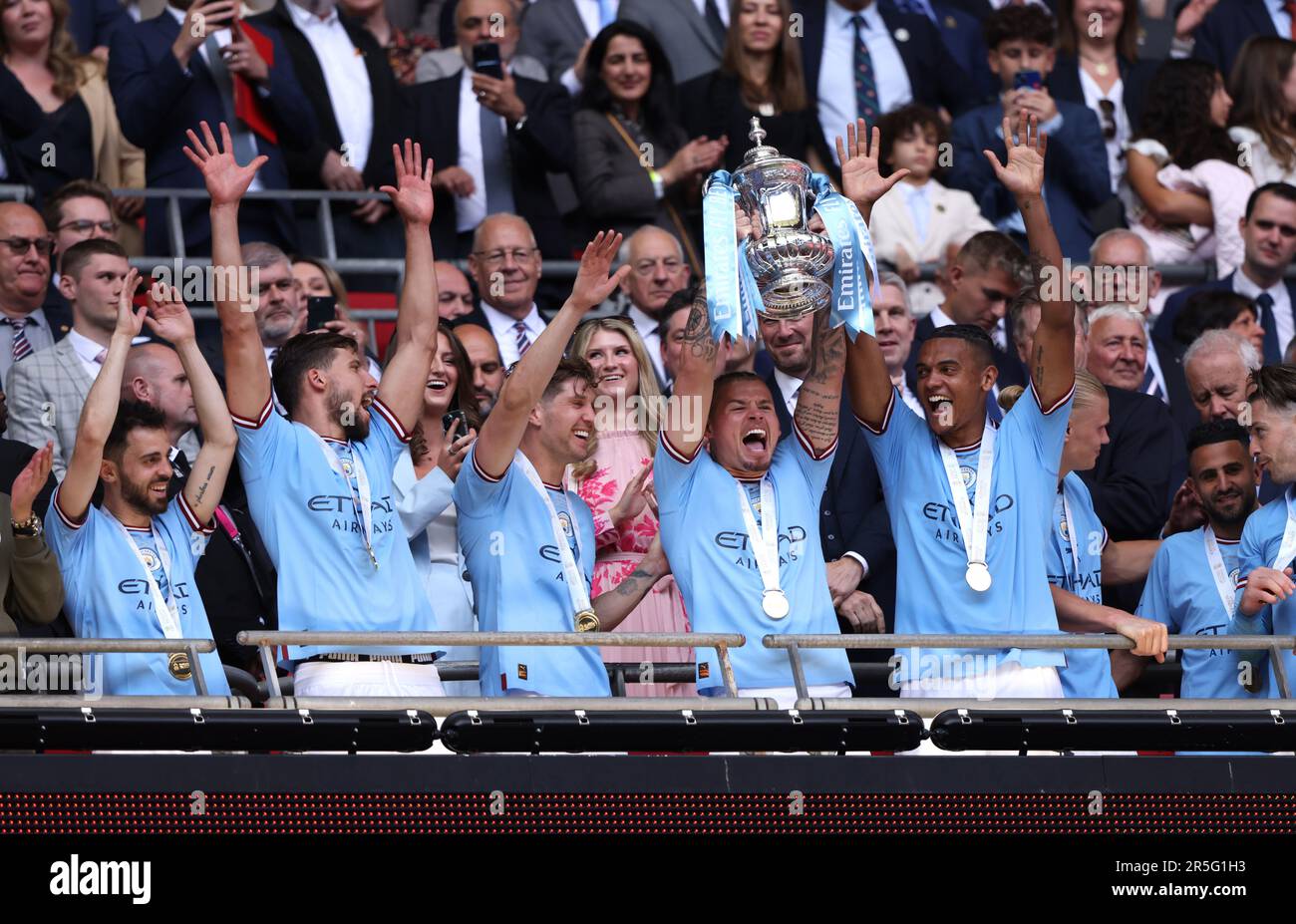 Londres, Royaume-Uni. 03rd juin 2023. Kalvin Phillips (MC) célèbre avec la coupe de l'Emirates FA Cup final Manchester City / Manchester United au stade Wembley, Londres, Royaume-Uni, le 3rd juin 2023. Crédit : Paul Marriott/Alay Live News Banque D'Images