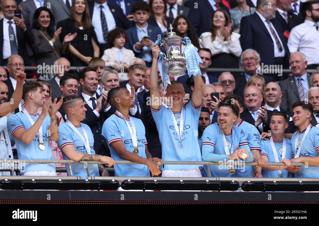 Londres, Royaume-Uni. 03rd juin 2023. Erling Haaland (MC) fête avec la coupe de l'Emirates FA Cup final Manchester City / Manchester United au stade Wembley, Londres, Royaume-Uni, le 3rd juin 2023. Crédit : Paul Marriott/Alay Live News Banque D'Images