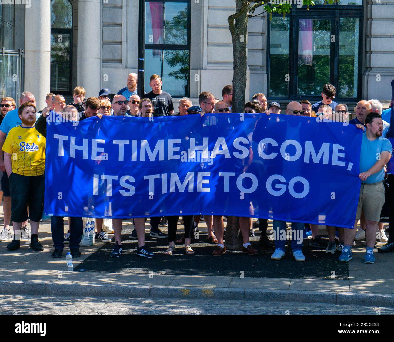 Liverpool, Royaume-Uni. 03rd juin 2023. Les supporters du club de football d'Everton protestent devant le Royal Liver Building, Albert Docks. Crédit Jack Holland/Pathos : Pathos Images/Alamy Live News Banque D'Images