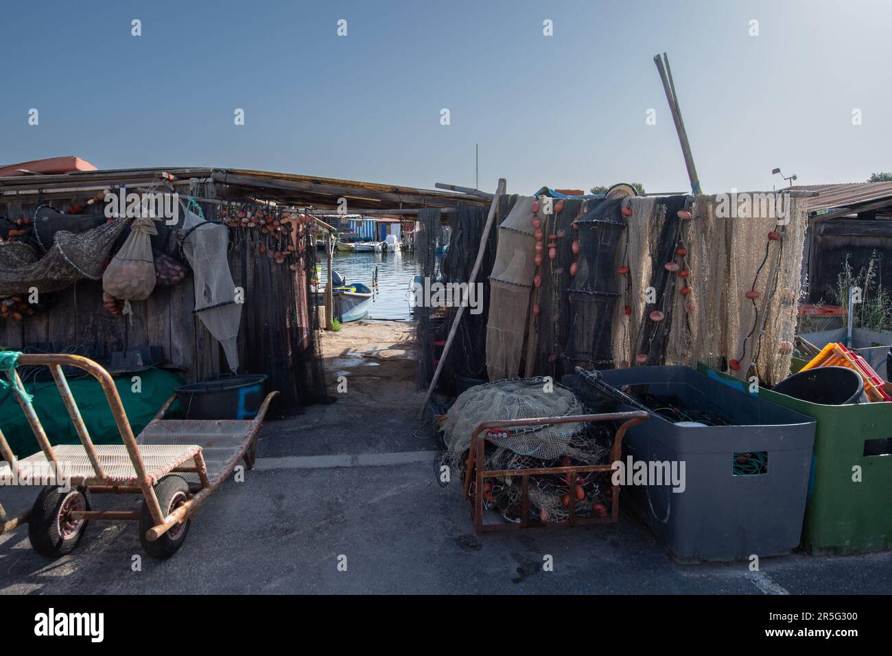 Sète, France. 28th mai 2023. Les filets des pêcheurs ont vu sécher sous le soleil autour du port. Le quartier des pêcheurs de 'la Pointe Courte' à Sète est le dernier port de pêche authentique de l'Etang de Thau, qui tente de préserver son histoire et de résister à la vitrification qui a affecté toute la région depuis la crise de Covid et le boom du télétravail pour les cadres et les indépendants. (Photo de Laurent Coust/SOPA Images/Sipa USA) crédit: SIPA USA/Alay Live News Banque D'Images