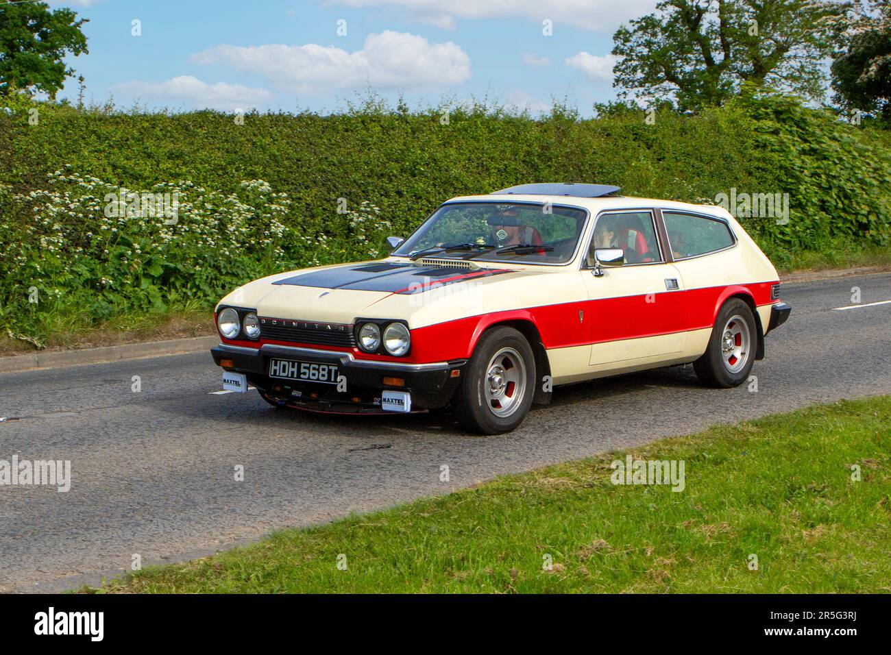 1979, 70s seventies reliant Scimitar GTE Classic vintage car, moteurs d'antan en route vers Capesthorne Hall Vintage Collectors show de voiture, Cheshire, Royaume-Uni Banque D'Images