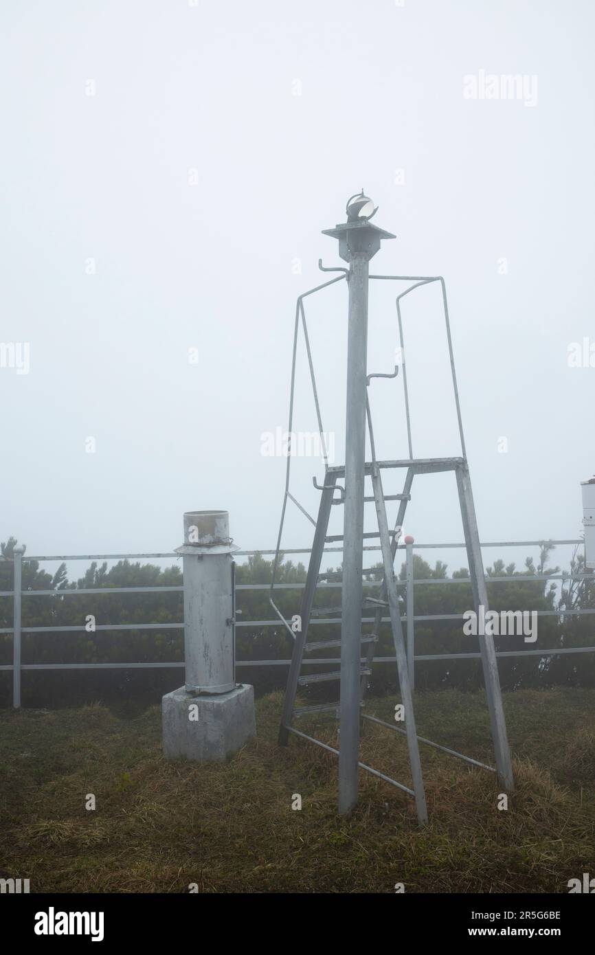 Instruments de la station météorologique dans une scène de brouillard. concept de météorologie Banque D'Images